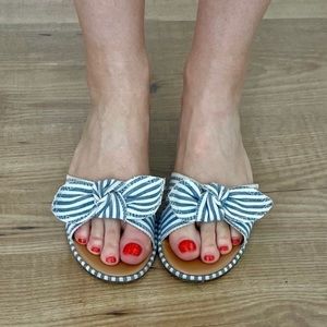 J Crew. Flat sandals with a bow. Size 8,5